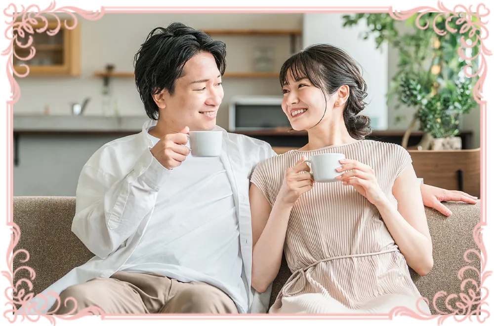 笑顔で会話する夫婦