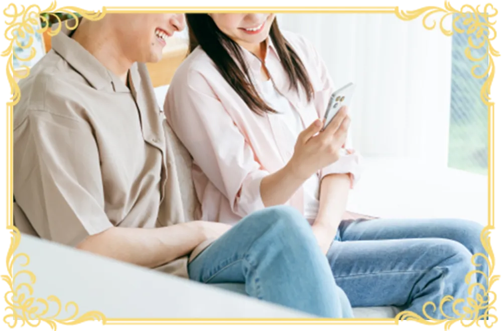 相談する若いカップル